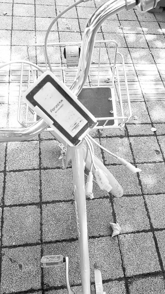 車把中間有手機(jī)充電支架，下方連接著3根充電線。