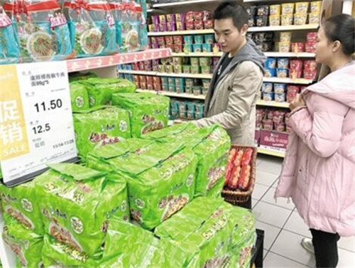 市民在超市內(nèi)購買方便面。