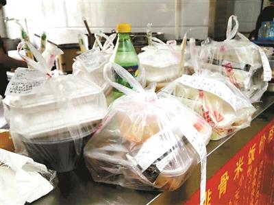 一餐館的“飯口”時(shí)段，等待“出發(fā)”的外賣擺滿案臺(tái)