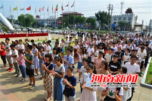 此次儀式中，雙匯集團(tuán)漯河總部共有210名員成為第一批“金秋獎學(xué)”的獲得者。