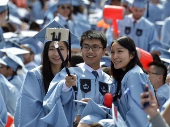 2015年5月20日，幾名中國留學生在美國哥倫比亞大學第261屆畢業(yè)典禮上自拍。約15000名畢業(yè)生參加了當天的儀式，其中包括近600名中國學生。新華社記者王雷攝