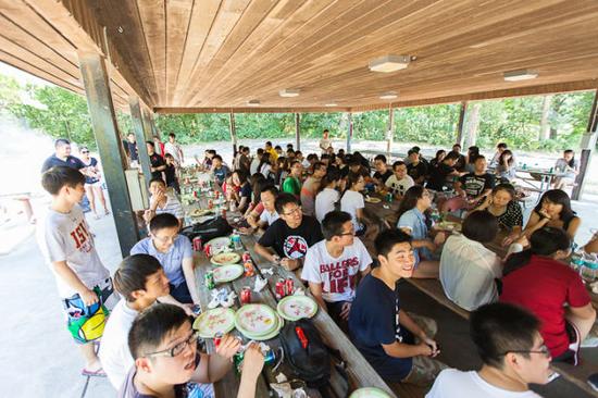 2013年，艾奧瓦州立大學中國學生組織為歡迎新生舉辦燒烤聚餐。
