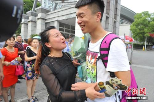 資料圖：家長(zhǎng)給考生送上鮮花。王康明 攝