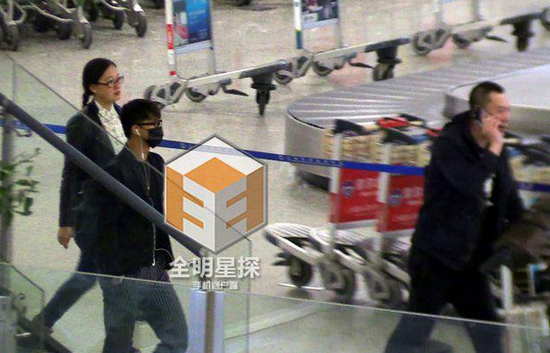 韓庚現(xiàn)身機(jī)場。