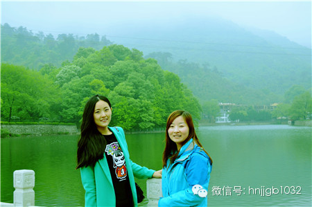 奧斯卡汽車影城的美女和這個(gè)風(fēng)景融入的真好啊，有木有？！