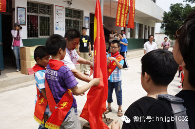 在莊嚴(yán)肅穆的國歌聲中，五星紅旗冉冉升起。學(xué)校的全體師生、愛心車隊(duì)的全體成員，共同經(jīng)歷了一次特殊的升旗
