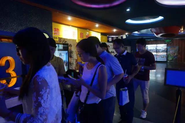 電影馬上開始，排隊入場嘍