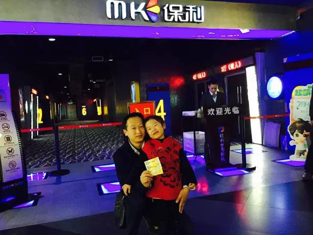 再來看兩個(gè)萌娃，表情都好有戲！