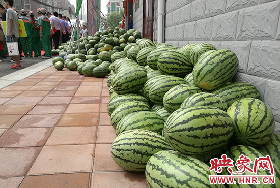 經(jīng)濟(jì)廣播工作人員和愛心企業(yè)給正在忙碌的環(huán)衛(wèi)工人、交警等送去一萬六千多斤西瓜和近百提礦泉水。