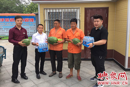 經(jīng)濟(jì)廣播工作人員和愛心企業(yè)給正在忙碌的環(huán)衛(wèi)工人、交警和協(xié)警等送去了一萬六千多斤西瓜和近百提礦泉水。