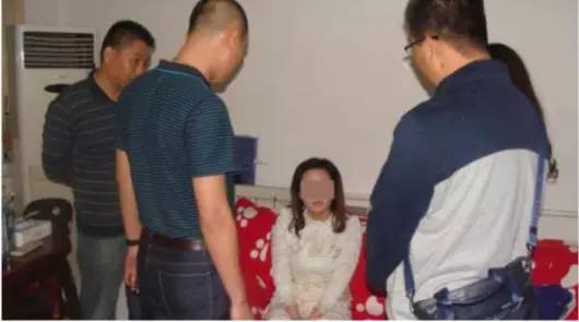 警方抓捕嫌疑人龐某衛(wèi)現(xiàn)場。警方供圖