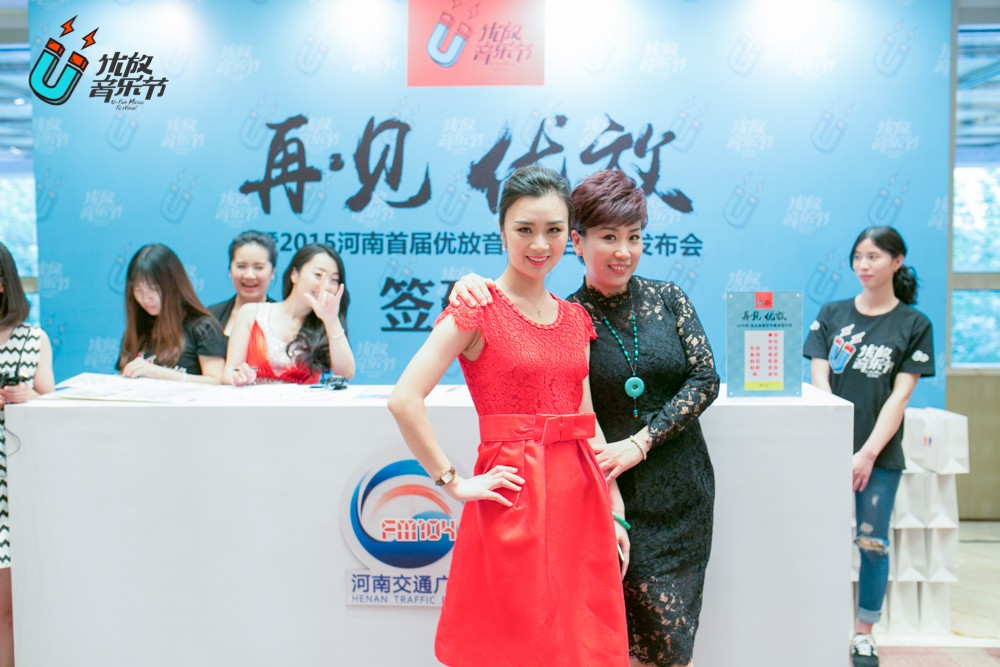 貼心的南方姐姐和美女主播小佩，海洋是不是每天都要流口水呀！