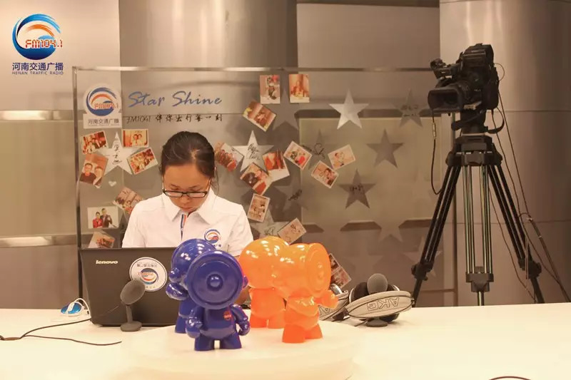 還是抽獎的姑娘比較認真！為保證抽獎的公平公正，映象網(wǎng)進行了全程視頻直播。