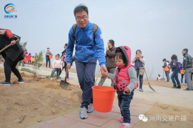 爸比爸比，你會(huì)種小樹嗎？我來教你吧~