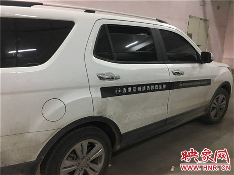車身上按要求貼著廣告。