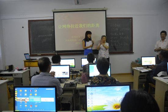 擁有18萬粉絲的網(wǎng)絡(luò)紅人、78歲的QQ奶奶張秀麗也來到網(wǎng)絡(luò)課堂