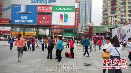他們從四面八方匯集到二七塔下，由行走路人一下變成了一支舞蹈隊(duì)，跳起了節(jié)奏歡快、時(shí)尚動(dòng)感的舞蹈。