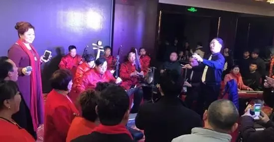 現(xiàn)場的樂隊老師也是咱的戲迷朋友，為了周迪的見面會今天累也開心