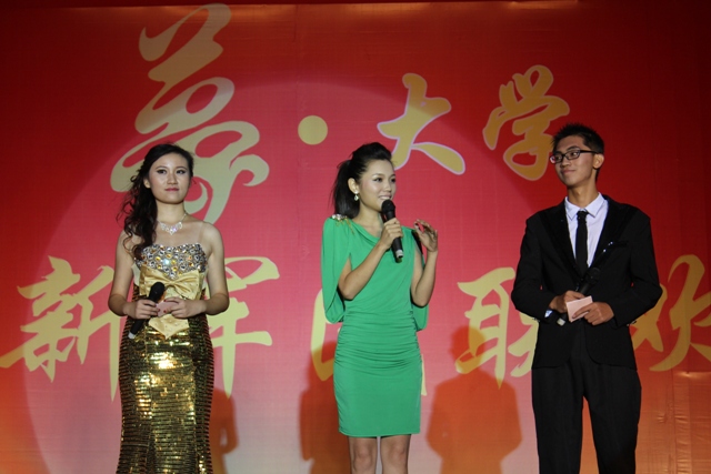 教育廣播女主播葉子現(xiàn)身晚會，與學(xué)生同臺主持