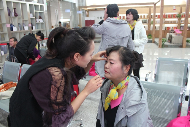 活動(dòng)開始前，教育廣播女主播幫參與活動(dòng)演出的老人化妝