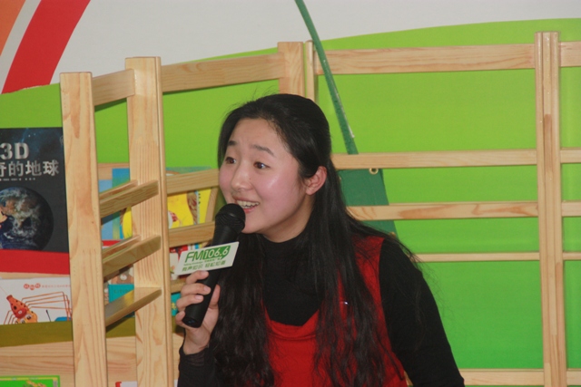 女主播“卷卷貓”親臨現(xiàn)場，繪聲繪色為孩子們講故事