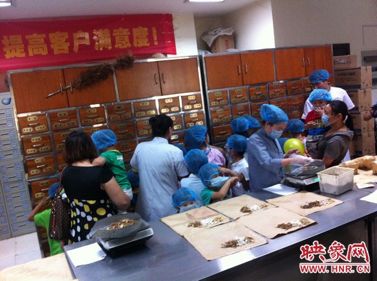 　　接下來(lái)，要進(jìn)入到有中醫(yī)“博物館”之稱的中藥房去探秘啦！藥房那些小抽屜里面裝的是什么？孩子們很好奇