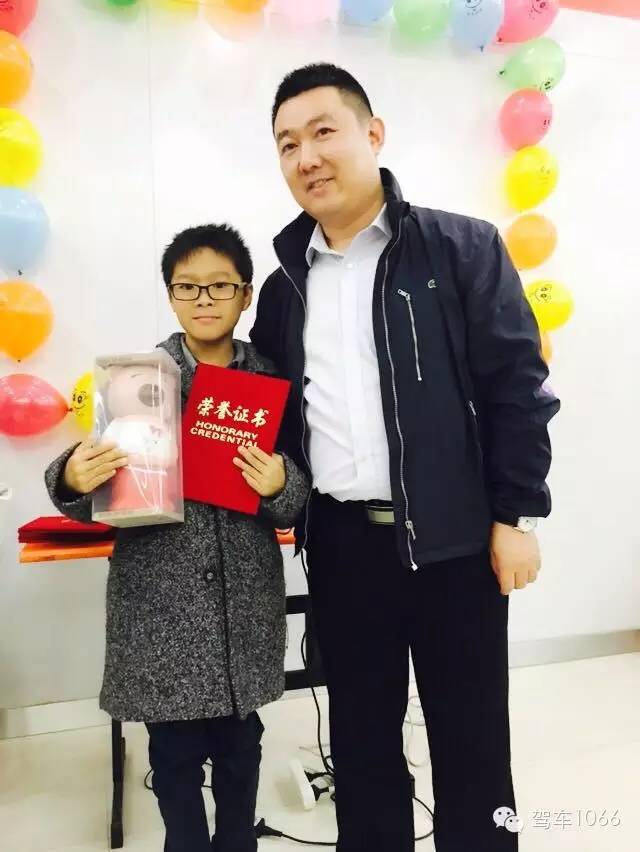 我是小小銀行家，來跟行長合個(gè)影哦