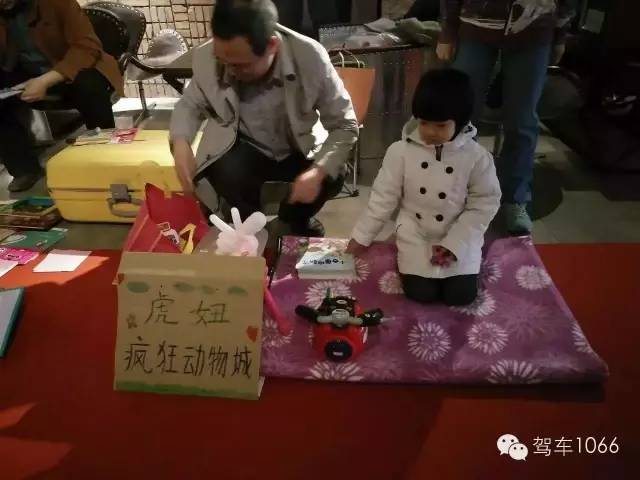 這位小老板的攤位擺的有模有樣的，不過旁邊這位酷爸怎么這么眼熟？