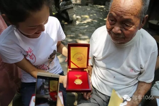 老兵聽不到我們在說什么，今年98了。