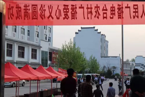 在大家的齊心努力下，終于在天黑前將第二天義診活動場地搭建好了。