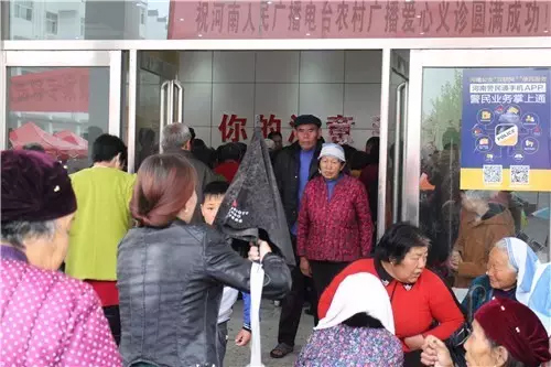 現(xiàn)場真是的人山人海，只能用太火爆三個字形容了！