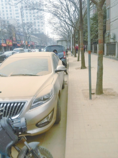 馬路灰頭土臉，停在路邊的車也蒙塵。