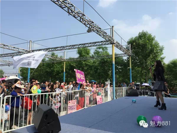 輕輕躍起、優(yōu)美身段，新聞小姐李江