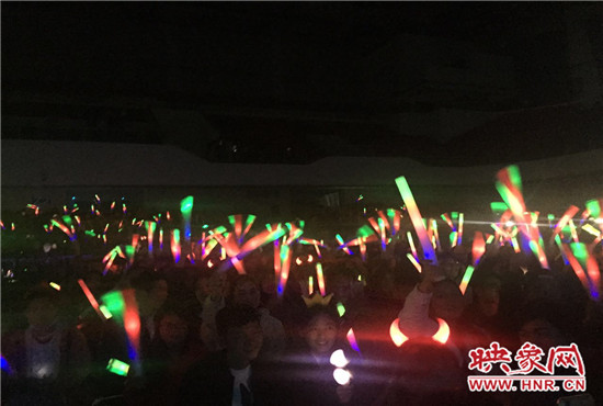 當(dāng)晚現(xiàn)場(chǎng)約2500個(gè)座位全場(chǎng)爆滿(mǎn)，還有全國(guó)各地歌迷會(huì)趕來(lái)的歌迷們。