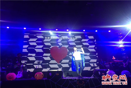 嚴(yán)爵及相信音樂(lè)旗下其他藝人賣(mài)力演出。