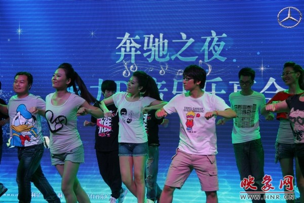 熱情洋溢的開(kāi)場(chǎng)舞，DJ們?nèi)硇耐度? complete=