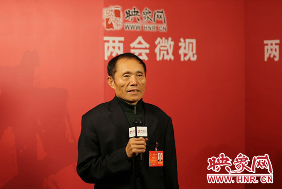 3月4日，全國人大代表、濮陽縣西辛莊村支部書記李連成在映象網(wǎng)全國兩會北京演播室做客《兩會微視》訪談。