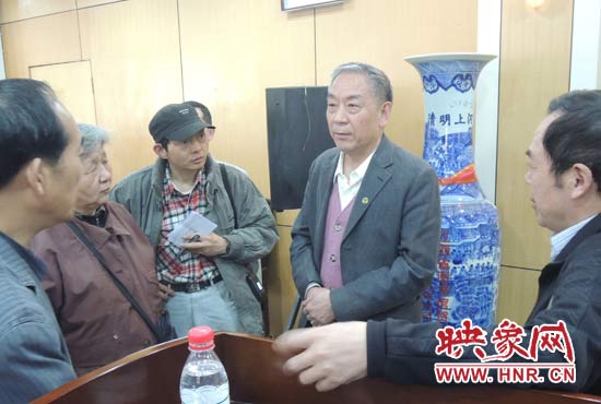 講座結(jié)束后，聽眾向戚建莊提問。