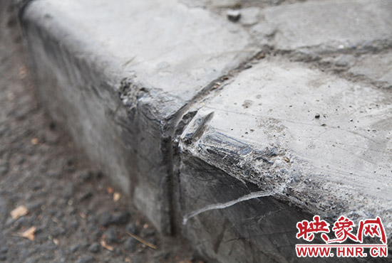 車道邊上的臺(tái)階，滿是電動(dòng)車摔下碰撞的痕跡