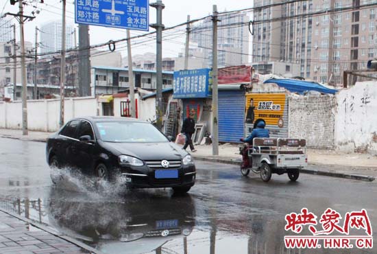 機動車路過，濺起一米多高的水花