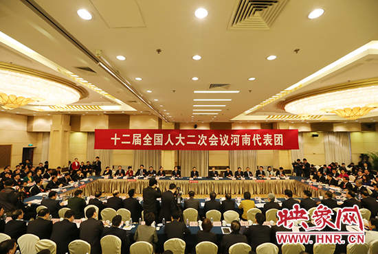 3月5日下午，第十二屆全國人代會河南代表團召開全體會議，議論政府工作報告。