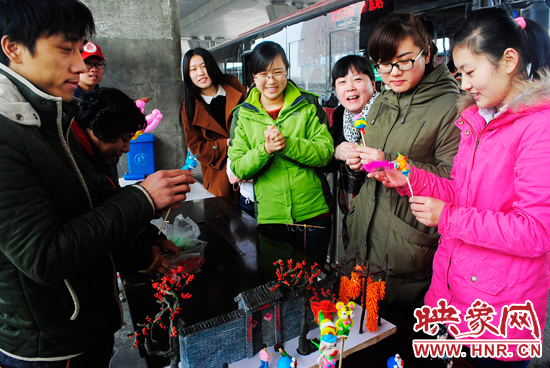慶?！叭藡D女節(jié)” 鄭州B1路司機(jī)為女車長(zhǎng)免費(fèi)捏面人