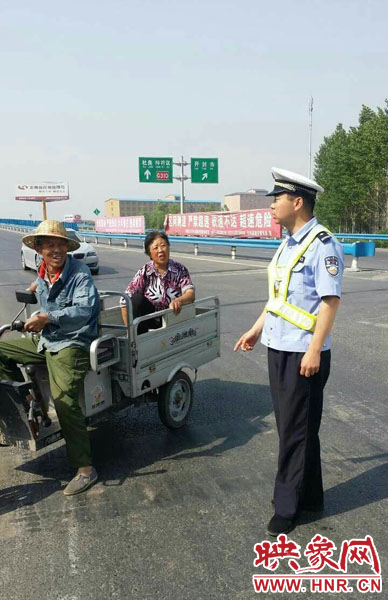 為抄近道走親戚，開封老漢騎電動三輪車上高速。