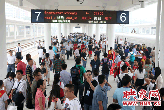 自6月25日鄭焦城際鐵路開通以來，客流量遠(yuǎn)遠(yuǎn)超出預(yù)期。