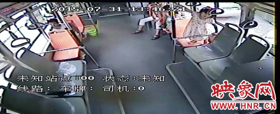 家長放任小孩在車廂內(nèi)玩耍，甚至站到座椅上。