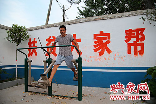 張國(guó)敬堅(jiān)持在村中的文化廣場(chǎng)上做著恢復(fù)性鍛煉。