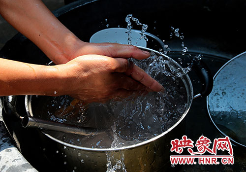 洗碗洗菜對(duì)于雙眼失明的張國(guó)敬來(lái)說(shuō)，需要比常人花上更多的時(shí)間。