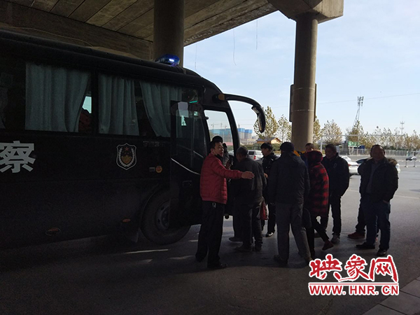 警方調來車輛，將超載人員轉運走