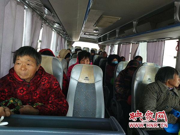 警方調來車輛，將超載人員轉運走