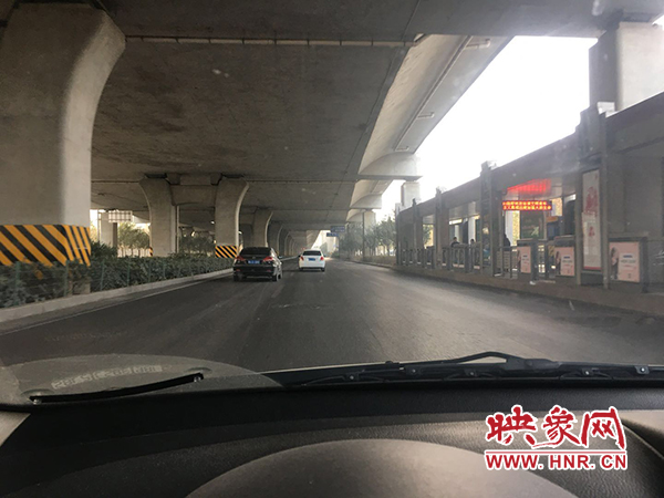 限行首日，三環(huán)橋上橋下，車輛不多，交通狀況良好。